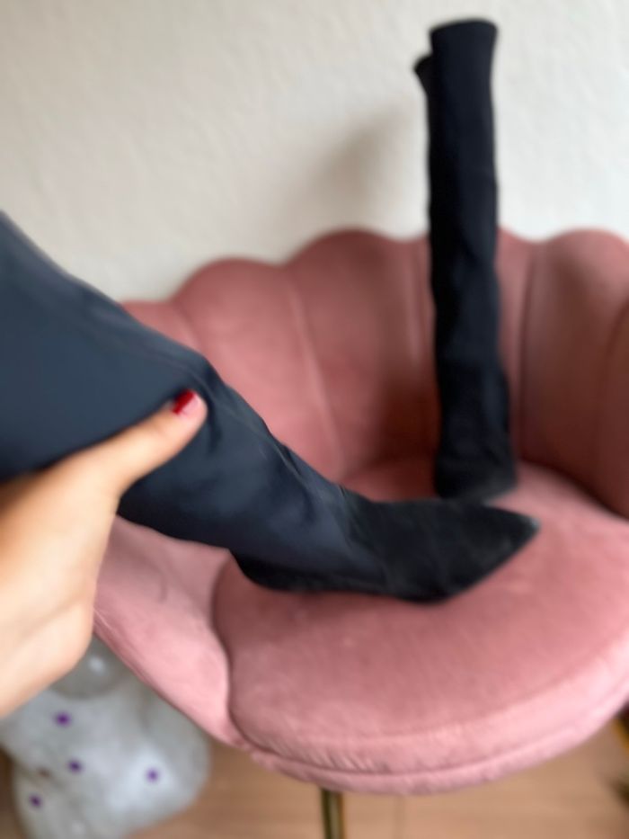 Bottes noires à talons fins, en très bon état. Coupe élégante avec eff - photo numéro 4