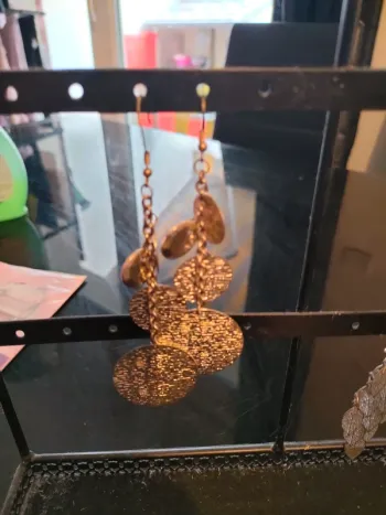 Boucle d'oreille fantaisie femme voir photo pour état