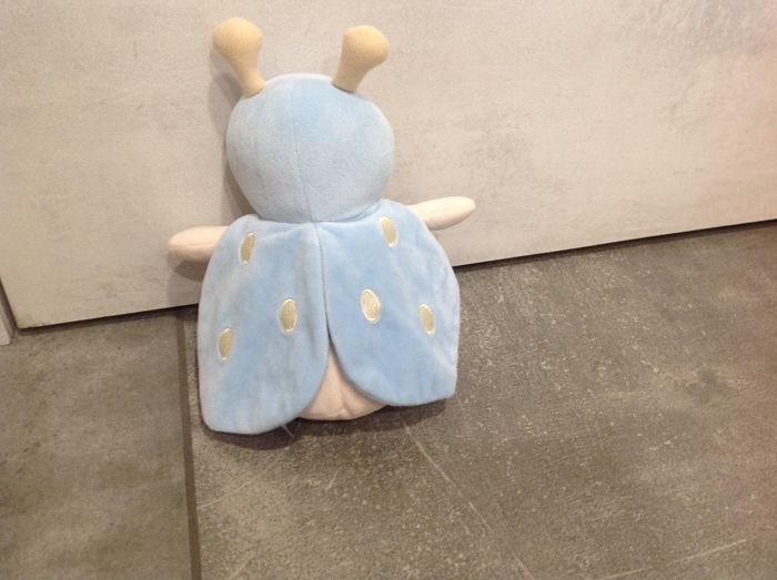 Peluche doudou coccinelle bleue / écrue A-Derma - photo numéro 2