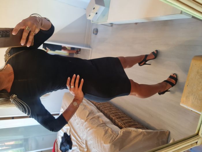 Robe noire avec bijoux sur les épaules Fabriqué en Italie Taille 36 - photo numéro 3