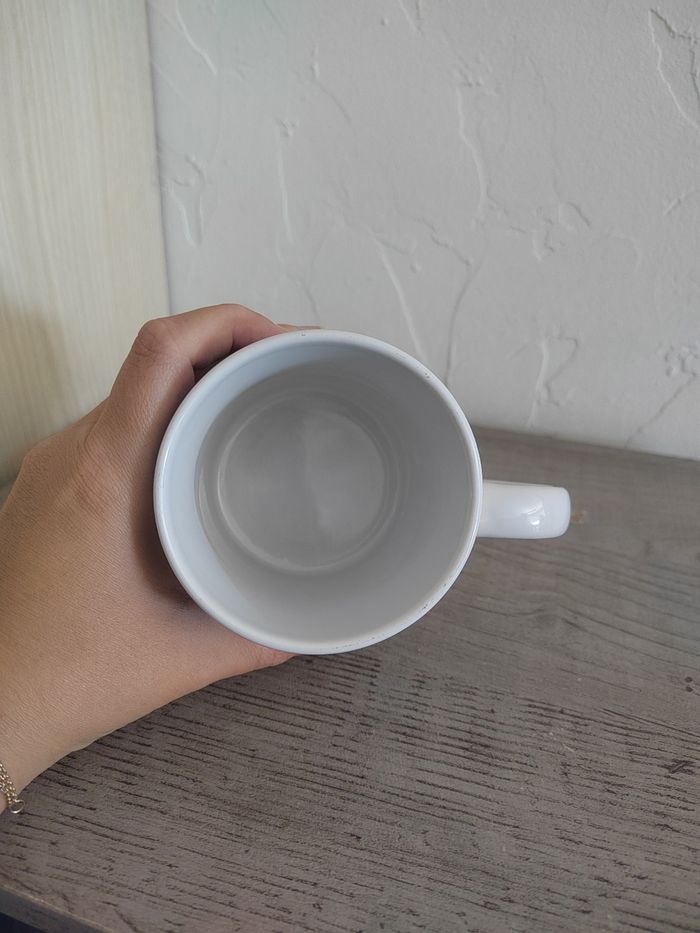 Mug souvenir Paris en céramique – Tourisme France – illustration femme et monuments - photo numéro 4