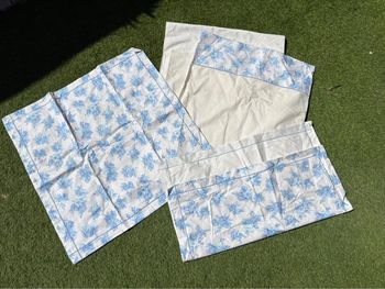 Ensemble draps 2P + 2 taies d’oreillers année 70 - à motif fleuri bleu - 100% coton