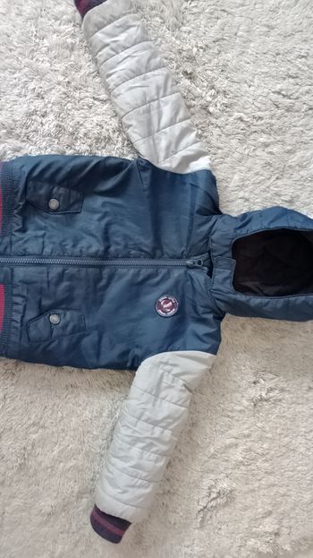 Manteau / doudoune légère avec capuche Kiabi taille 36 mois