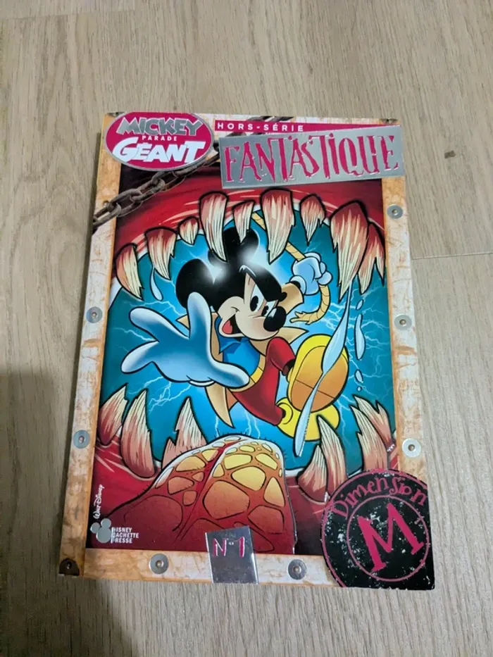 Livre Mickey Parade Geant Dimension M