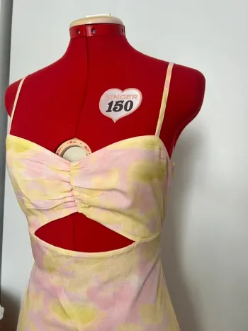 Robe midi à ouverture pastel jaune et rose Jennyfer