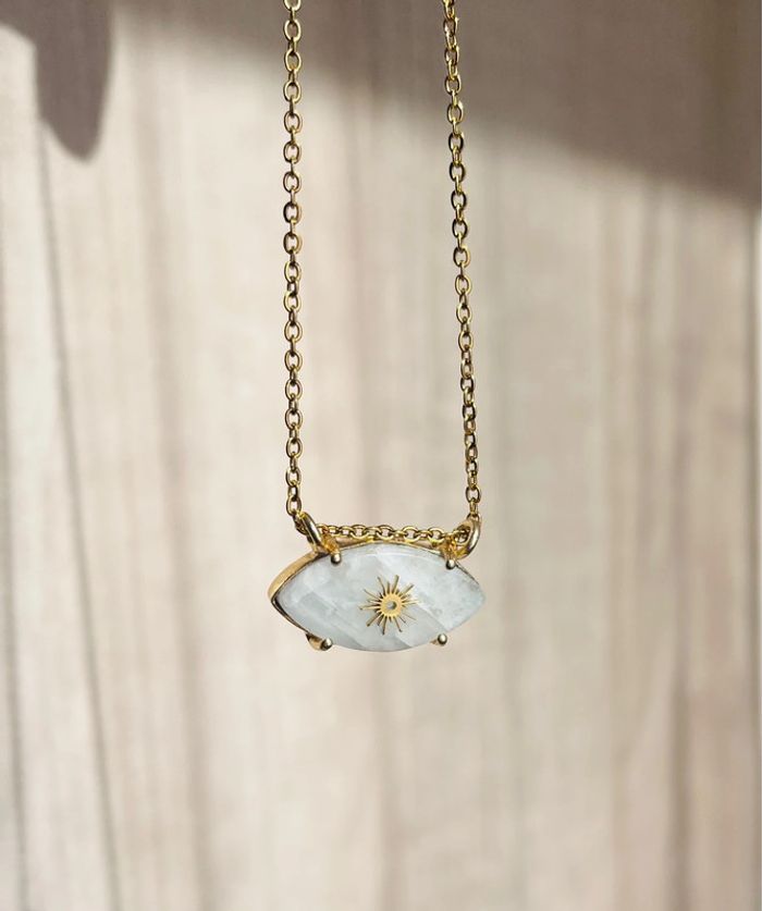 Collier grigri œil Pierre de Lune