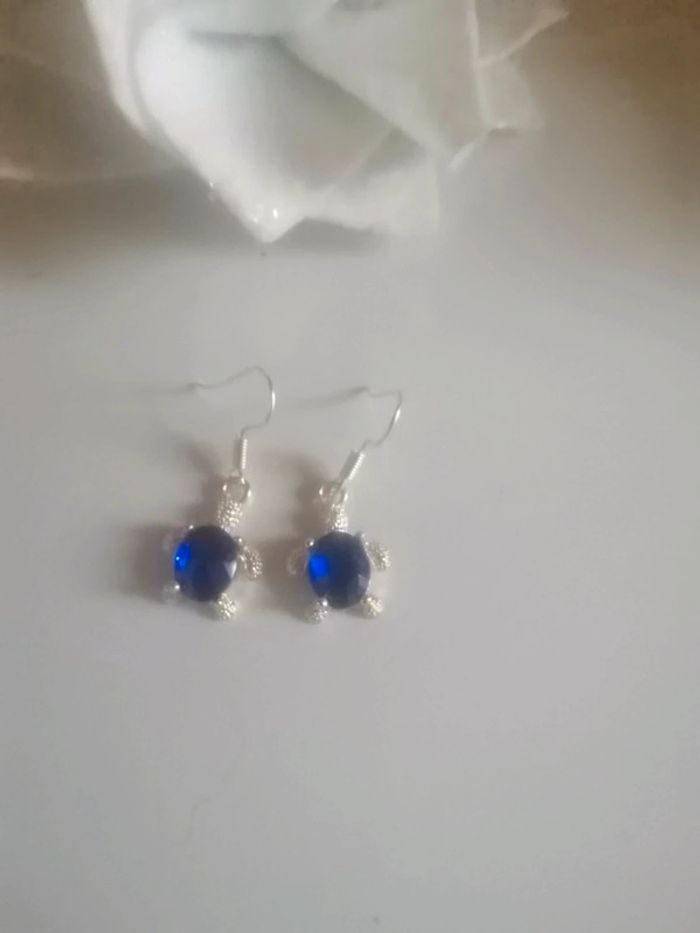 🌸Boucles d'oreilles tortues argentées au cœur de cristal bleu "Histoire d'or " 🌸