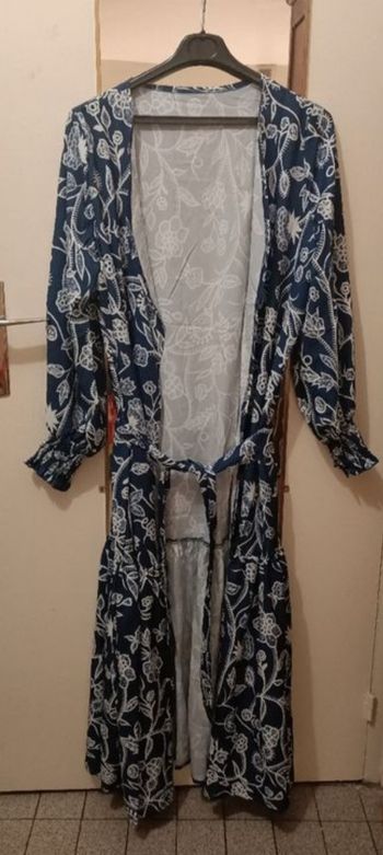 Robe longue avec ceinture bleue