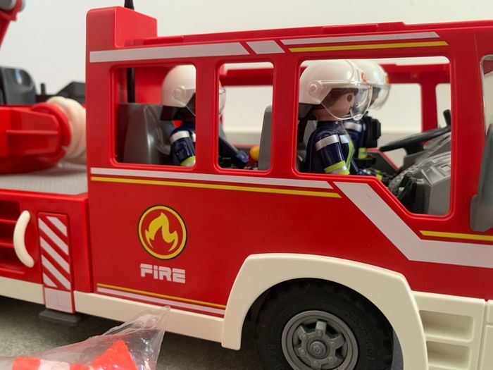 Playmobil camion de pompier - photo numéro 3
