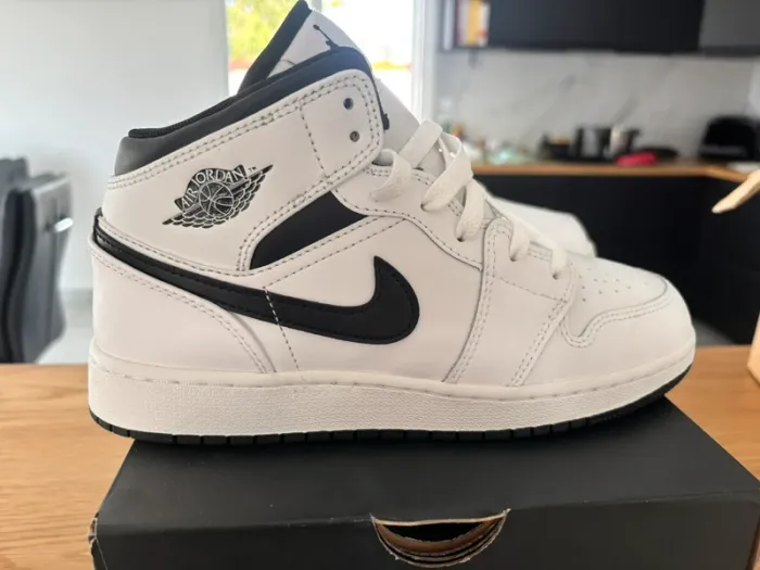 Basket neuve Nike air Jordan 1 mid