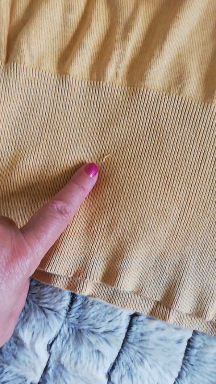 Pull V jaune doré - photo numéro 2
