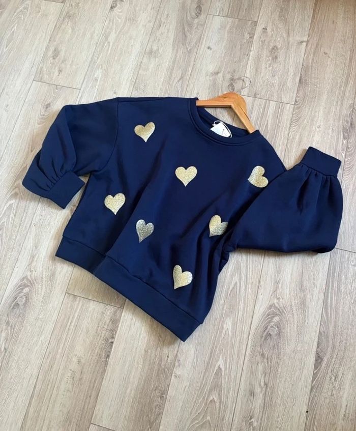 Sweat bleu marine à cœurs dorés pailletés - photo numéro 4