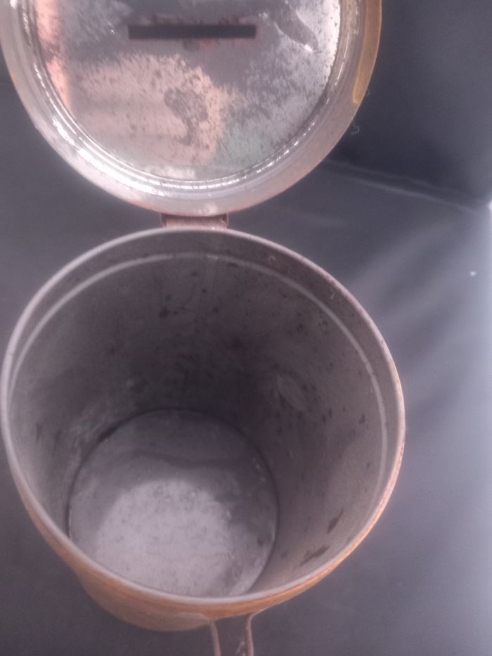 Ancienne tirelire en métal à restaurer - photo numéro 8