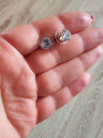 Boucles d'oreilles gros strass clous dorés