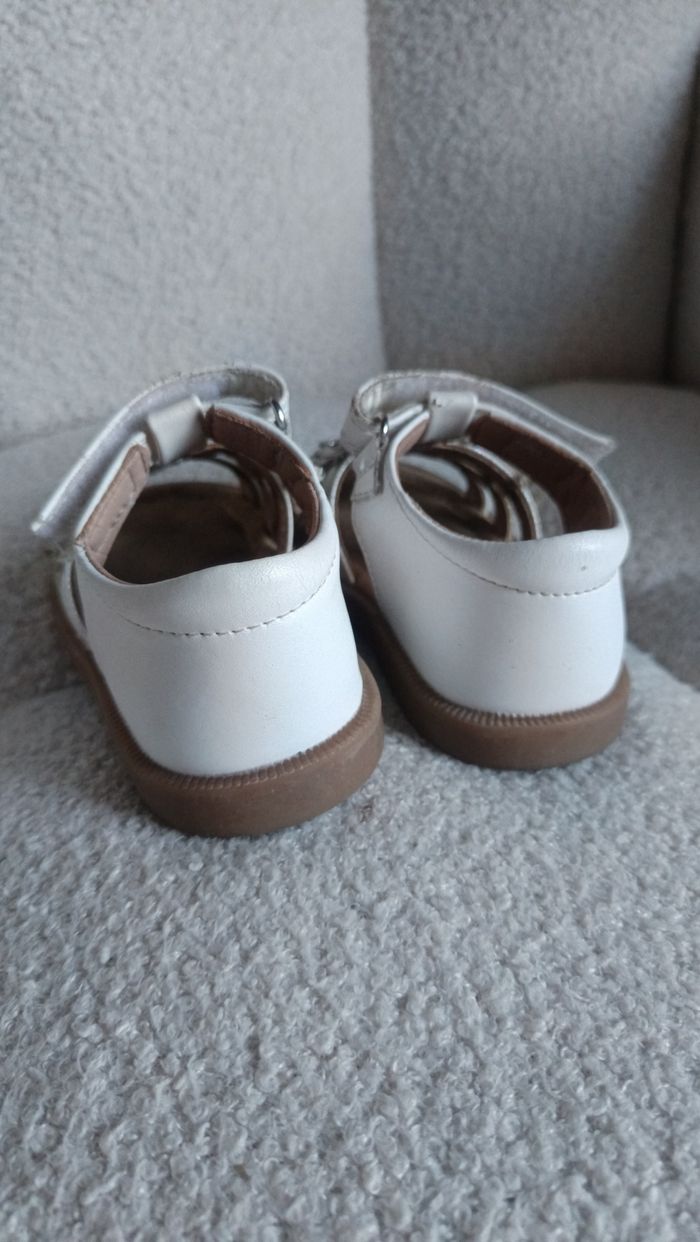 Sandales fille blanche fleurs taille 22 Gemo - photo numéro 3