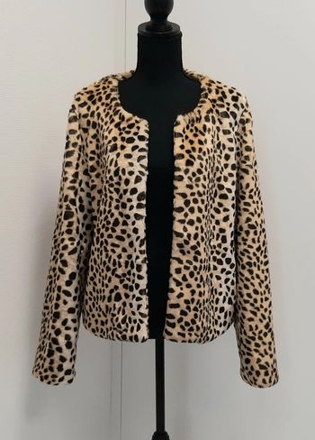 Très jolie veste courte en fausse fourrure léopard Galeries Lafayette