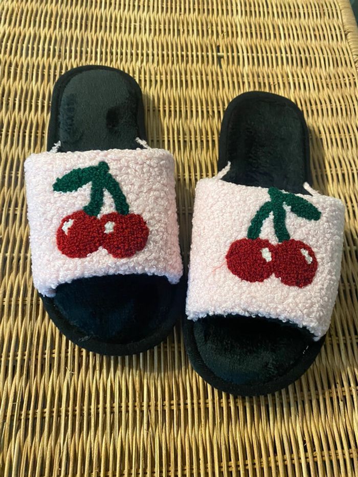 Paire de pantoufles cerises - photo numéro 2