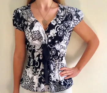 Blouse à motifs fleurs noirs et blancs