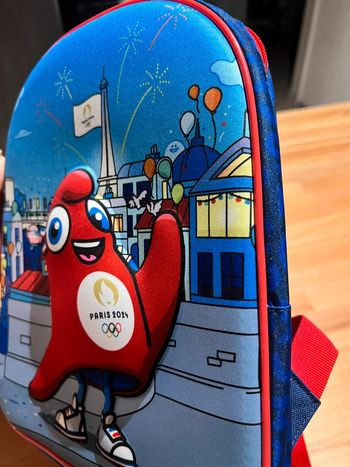 Sac à dos phryge olympique en relief mascotte JO Paris 2024