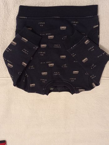 Pull pour garçon manches longues intérieur doudoune marque Kiabi taille 18 mois 77 82 cm bleu avec des petits cars en dessin