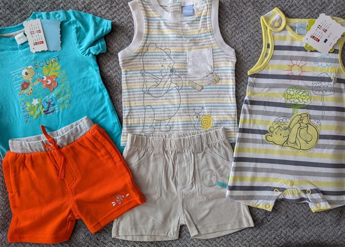 NEUF, lot de 2 ensembles + 1 combishort Disney de Orchestra, 9 mois