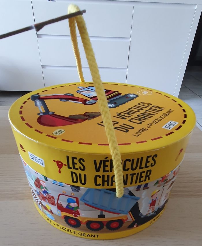 Boîte les véhicules du chantier