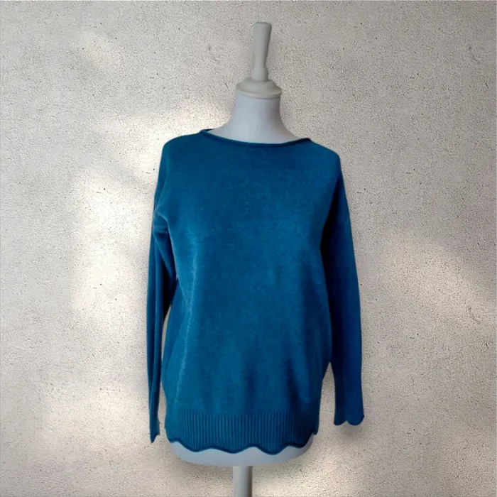 Pull doux bleu bordure ondulées taille S-M