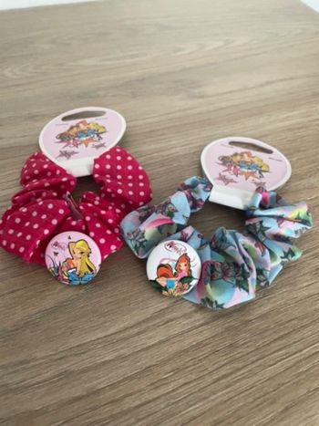 Lot de 2 chouchou et badge winx neuf avec étiquette