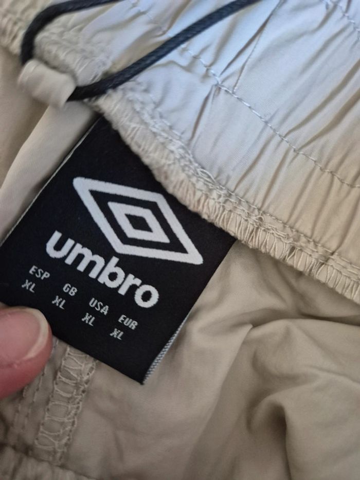 Short Umbro taille XL - photo numéro 4
