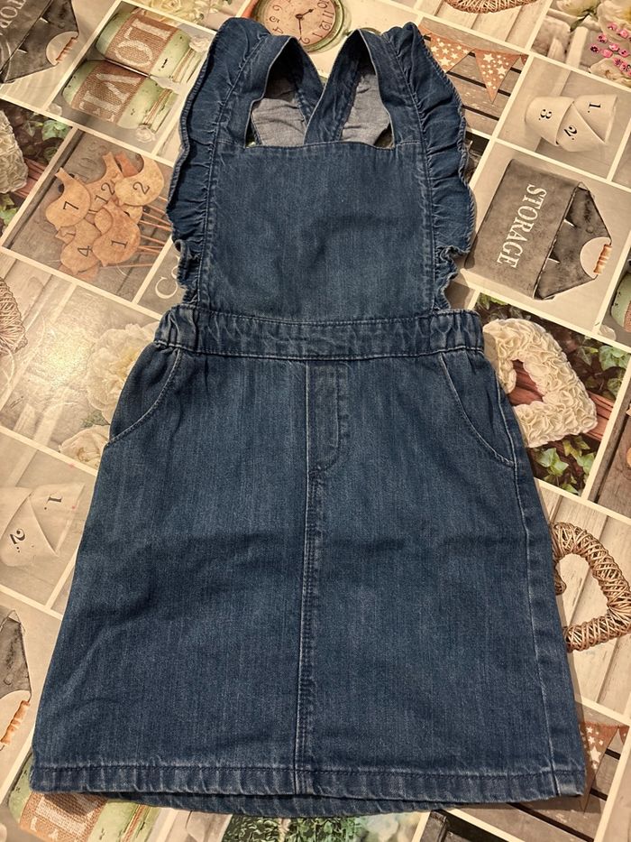 Robe jean avec bretelles à volant croisées dans le dos