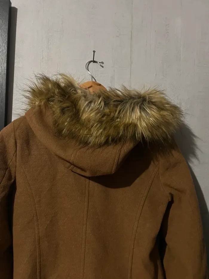 Jolie manteau camel avec capuche fausse fourrure - photo numéro 4