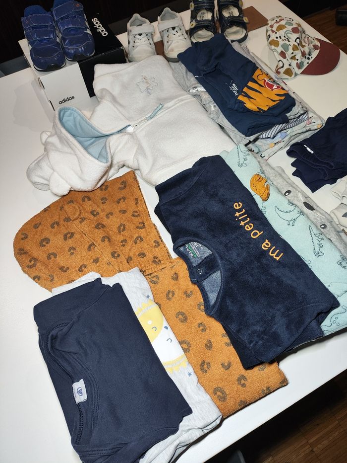 Lot vêtements enfant bébé 18 mois - Veste hiver, body bodie, pyjamas, t-shirt, combinaison, pull, casquette, basket sandales chaussures, peignoir 12 18 24 - photo numéro 2