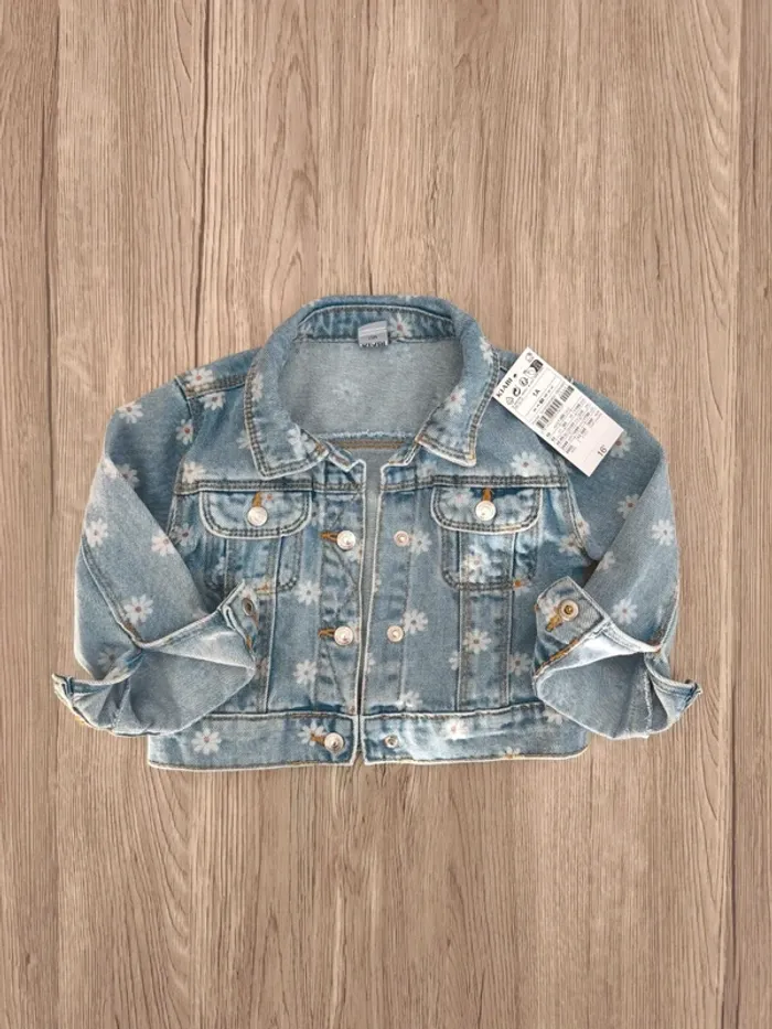 Veste en jean bleu clair avec impression de Marguerite