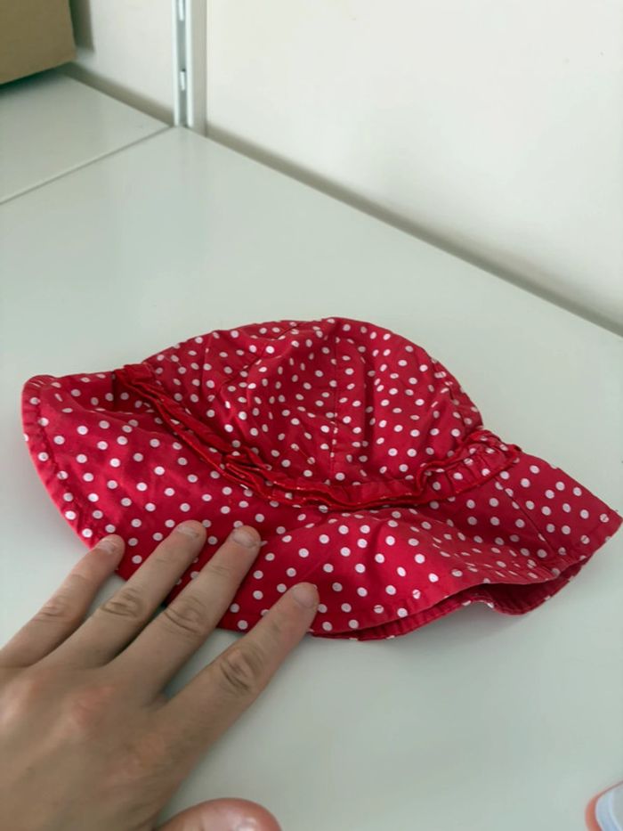 Chapeau rouge à pois