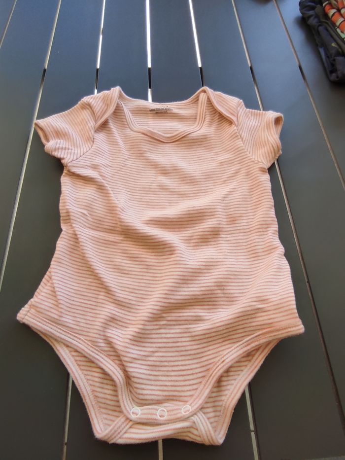 Lot bodies et tee-shirt taille 24 mois - photo numéro 5