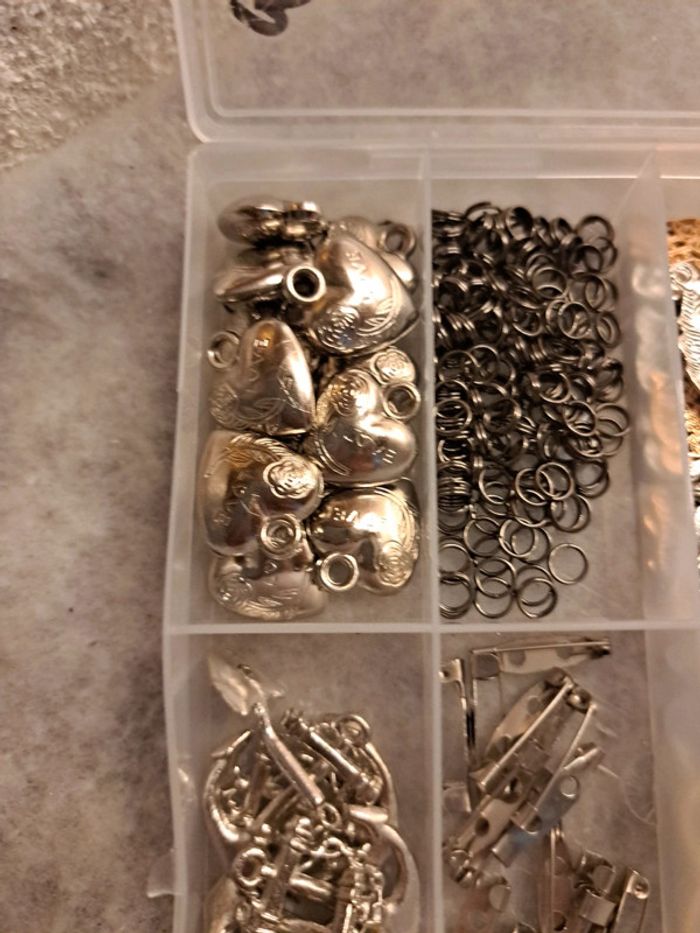 Breloques argenté et doré avec boîte - photo numéro 3