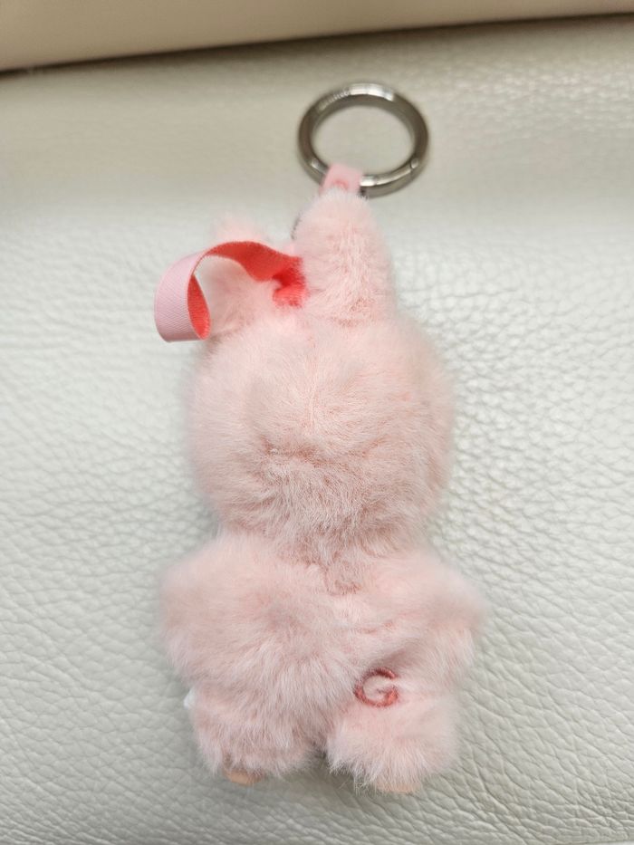 Labubu Pin for Love lettre G rose Pop Mart - photo numéro 3