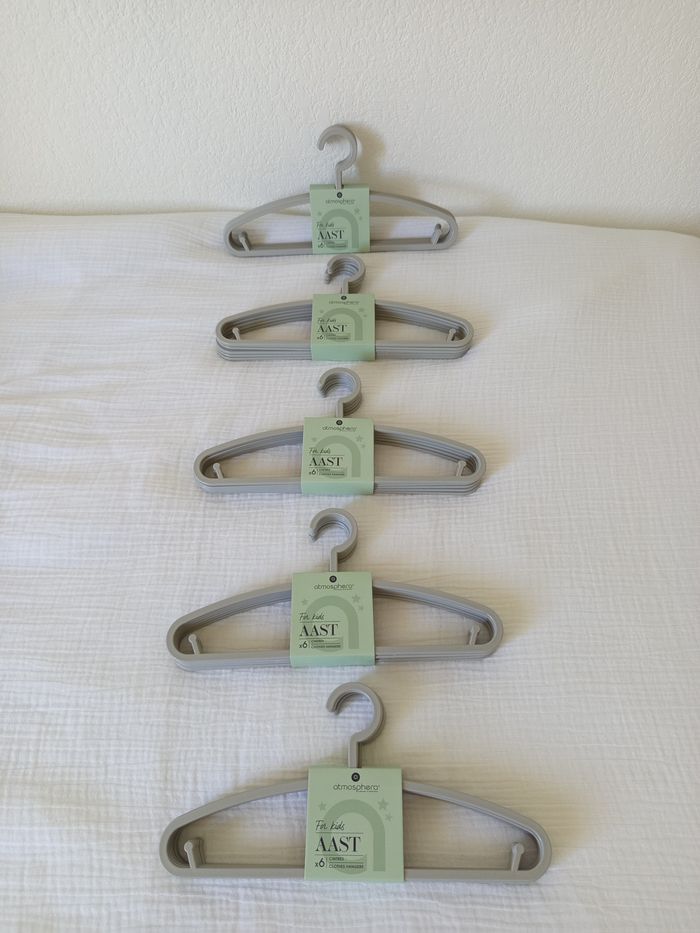 Lot de 30 cintres bébé / enfant neufs