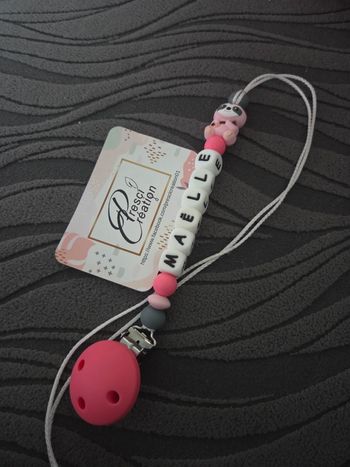 Attache tétine silicone rose paresseux 3d