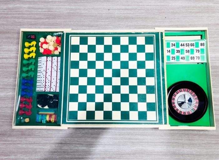 Multijeux Tablajeux (jeu des petits chevaux, jeu de l’oie, loto, dominos...) vintage