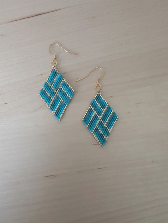 Boucles d'oreilles pendantes / losange / doré et turquoise / miyuki / tissage - photo numéro 3