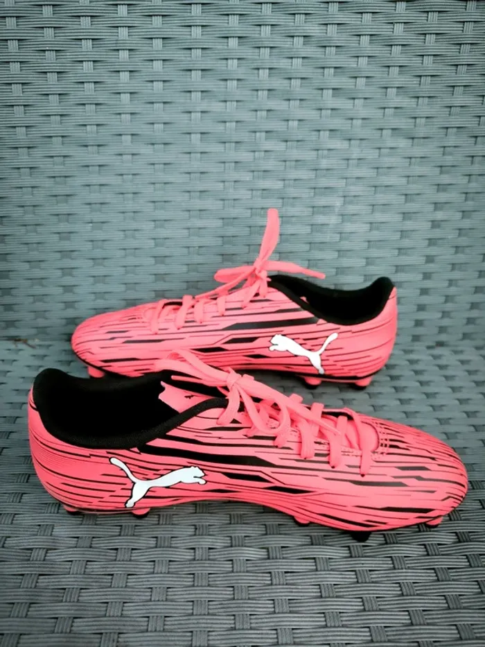 Baskets de football avec crampons Puma Rapido III Neuves Taille 42 - photo numéro 2