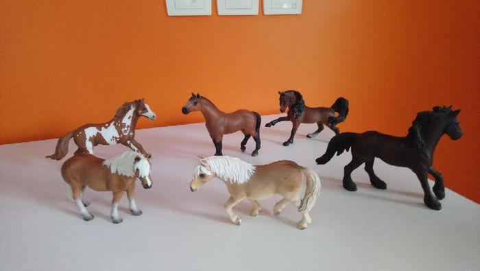 lot de 13 chevaux en résine