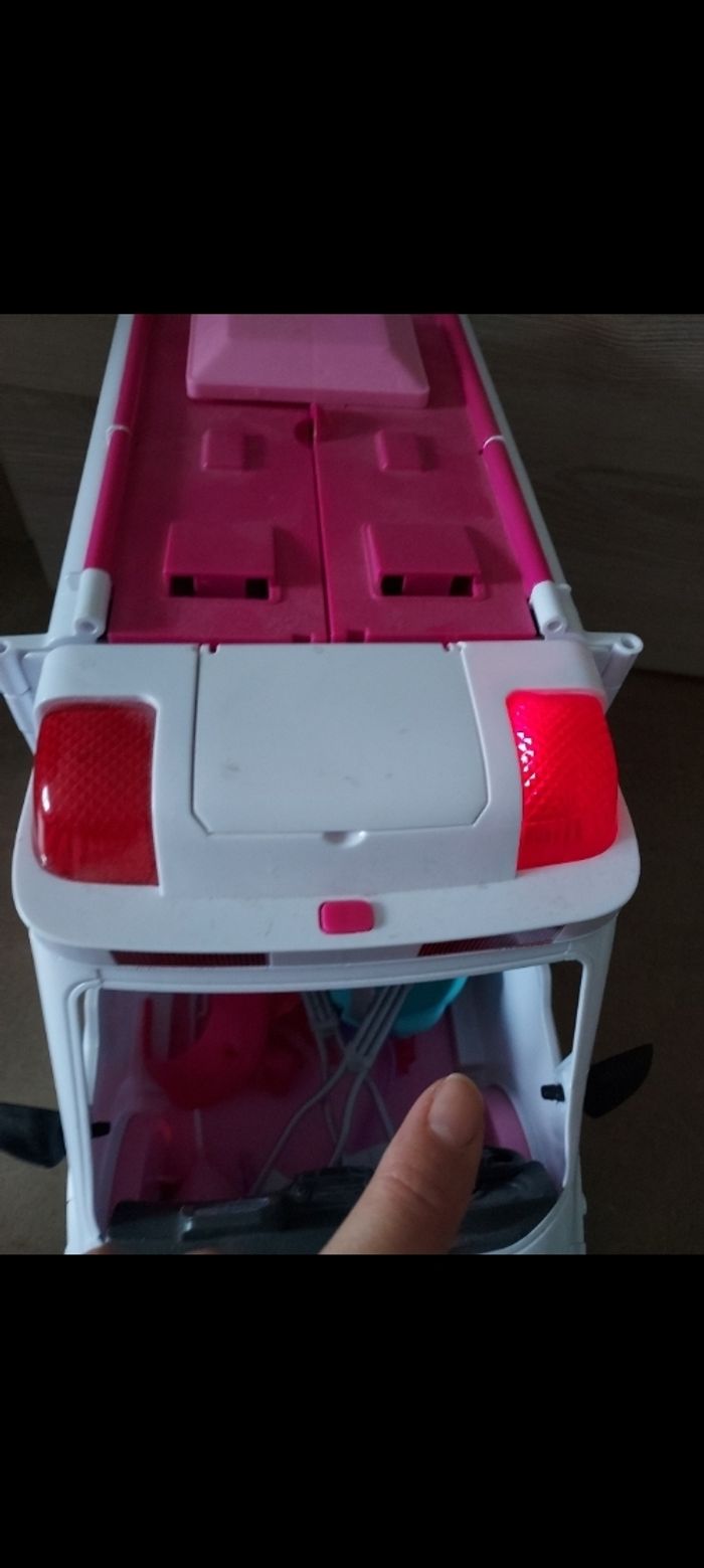 Voiture ambulance Barbie - photo numéro 3