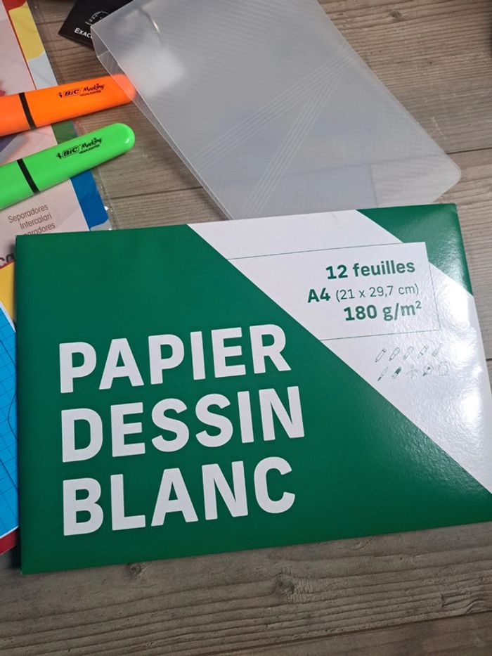 Ensemble de fournitures scolaires. Neuf. - photo numéro 3