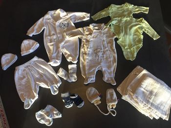 Trousseau de naissance pyjamas bodies langes bonnets moufles chaussettes