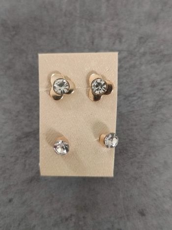 Lot de 2 paires de boucles d'oreilles fantaisie clous métal doré et strass fleurs