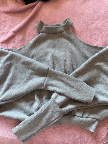 Pull ouvert sur épaule