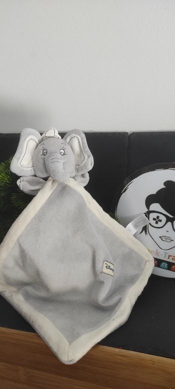 Doudou plat Dumbo l'éléphant gris blanc disney nicotoy crème bonnet Simba Toys