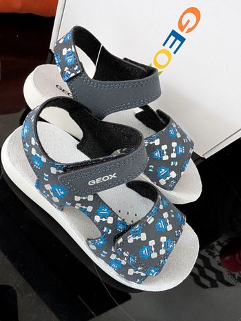 Sandales d'été garçon. Semelle intérieure en cuir. Taille 26. Légères au poids. Neuf. Geox 